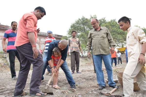 साथ मिलकर स्वच्छ किया तालाब, देखें इन तस्वीरों में