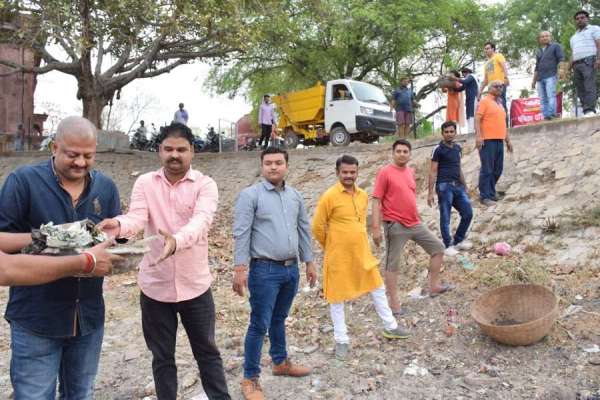 साथ मिलकर स्वच्छ किया तालाब, देखें इन तस्वीरों में