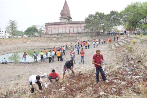 साथ मिलकर स्वच्छ किया तालाब, देखें इन तस्वीरों में