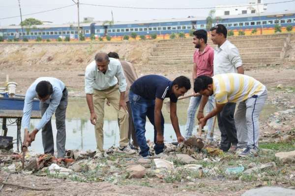 साथ मिलकर स्वच्छ किया तालाब, देखें इन तस्वीरों में