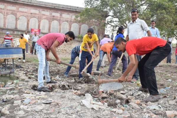 साथ मिलकर स्वच्छ किया तालाब, देखें इन तस्वीरों में