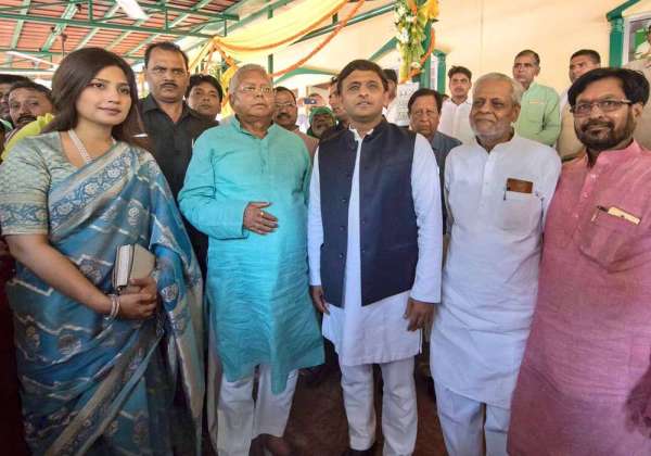 Akhilesh Dimple attends marriage party