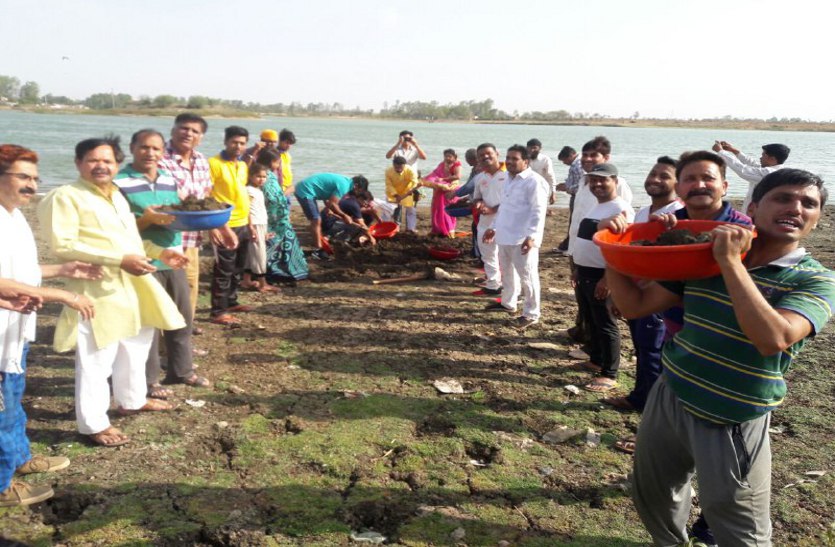 patrika news, patrika amritam jalam, ashoknagar patrika, patrika bhopal, water shortage, water problem,