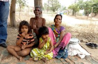 पढि़ए खबर क्या हुआ जब पटवारी ने भू-विस्थापित सुखराम को पेड़ के नीचे से हटने कहा