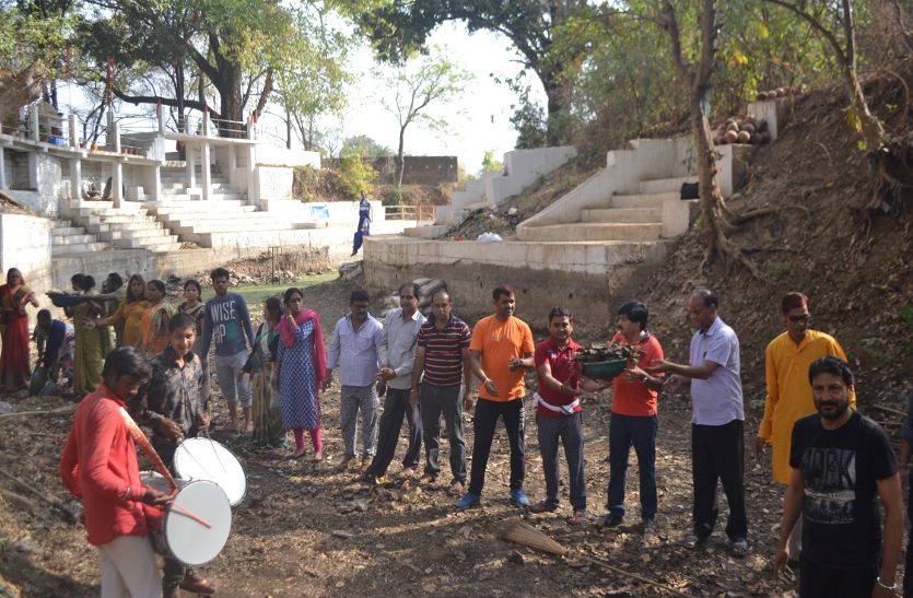 patrika Amrtam Jalam: Baburghat rush to clean the river Simraul