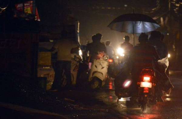 Photo Gallery : तेज आंधी से गुल हुई बिजली, रात भर छाया रहा अंधेरा, फोटो में देखिए कैसा रहा मौसम का रूख