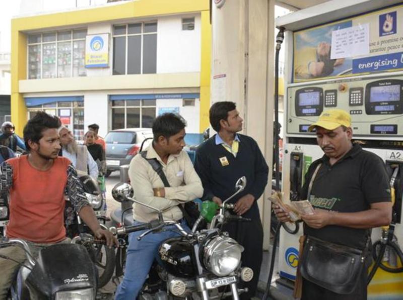 मैकेनिकल विभाग के पीएचडी स्कॉलर्स ने खास तरह की डिवाइस ’फ्यूल क्वॉन्टिफायर’ बनाई, जो माबाइल के जरिए पेट्रोल की सही जानकारी उपलब्ध कराएगा