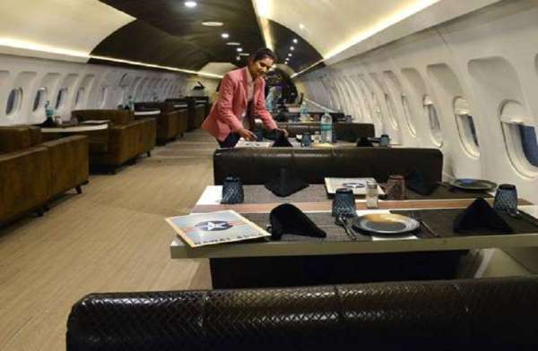 plane turned into restaurant