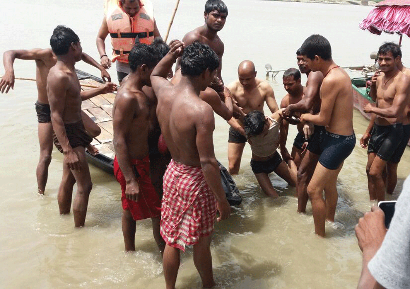Save a young man drowning in river UP Police SI jump in river