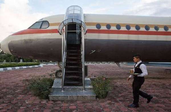 plane turned into restaurant