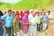  बालोतरा के गांव सराणा में श्रमदान करते राजस्व राज्य मंत्री