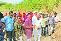 बालोतरा के गांव सराणा में श्रमदान करते राजस्व राज्य मंत्री