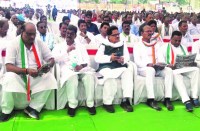 जब चुनाव में पैसा दें भाजपाई तो उन्हें शराब की बोतल मारें, जानें और क्या कहा उइके ने कांग्रेस के संकल्प शिविर में