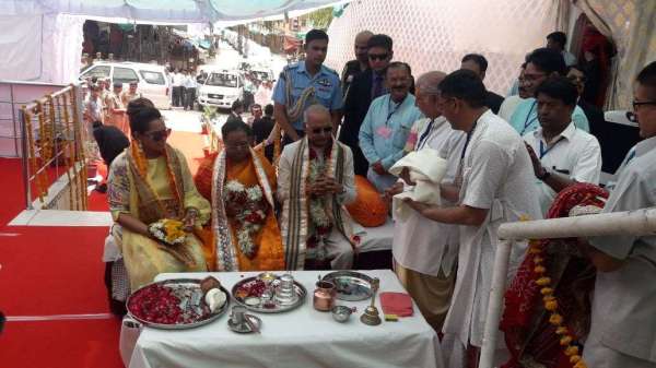 president kovind worshiping on brahma temple's stairs