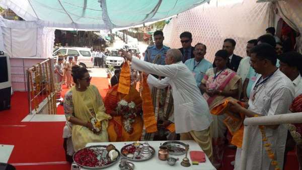 president kovind worshiping on brahma temple's stairs