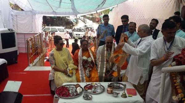 president kovind worshiping on brahma temple's stairs