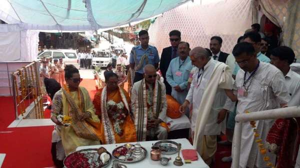 president kovind worshiping on brahma temple's stairs