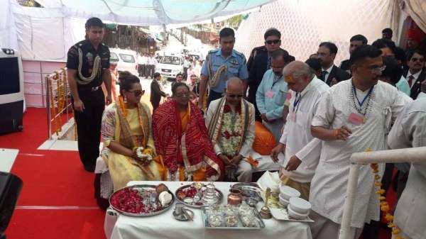 president kovind worshiping on brahma temple's stairs