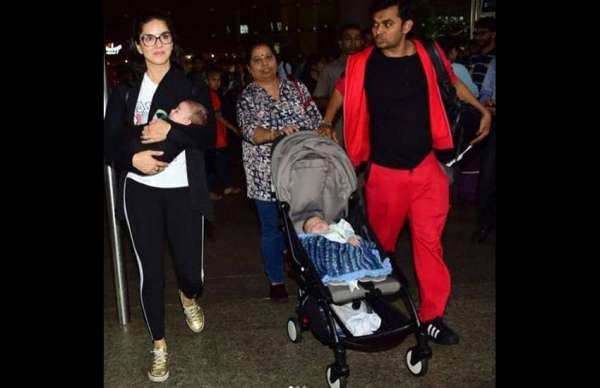 पहली बार अपने दो नन्हे मुन्नों के साथ एयरपोर्ट पर स्पॅाट हुईं 'बेबी डॅाल' सनी लियोनी
