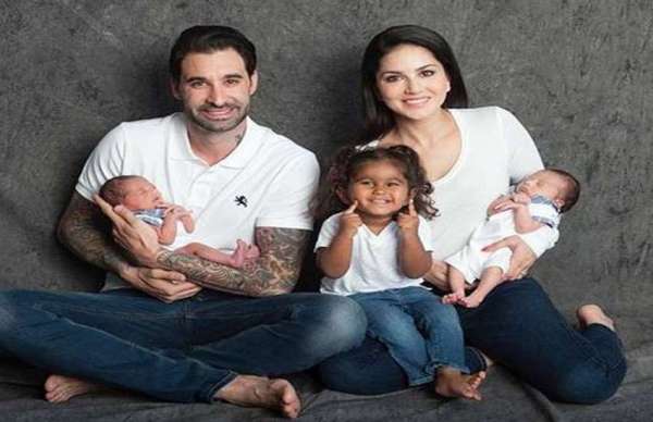 पहली बार अपने दो नन्हे मुन्नों के साथ एयरपोर्ट पर स्पॅाट हुईं 'बेबी डॅाल' सनी लियोनी