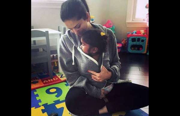 पहली बार अपने दो नन्हे मुन्नों के साथ एयरपोर्ट पर स्पॅाट हुईं 'बेबी डॅाल' सनी लियोनी