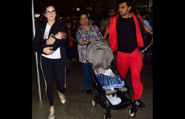 पहली बार अपने दो नन्हे मुन्नों के साथ एयरपोर्ट पर स्पॅाट हुईं 'बेबी डॅाल' सनी लियोनी