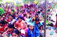 चार हजार मितानिन गए हड़ताल पर, पढि़ए खबर मितानिनों ने कचहरी चौक में सरकार के खिलाफ क्या कहा...