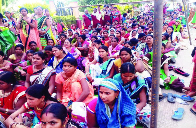 चार हजार मितानिन गए हड़ताल पर, पढि़ए खबर मितानिनों ने कचहरी चौक में सरकार के खिलाफ क्या कहा...