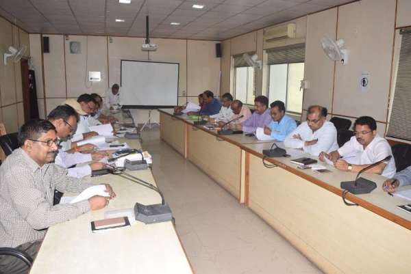 चुनाव आयोग की लिखित परीक्षा देते एसडीएम, तहसीलदार, देखें इन तस्वीरों में