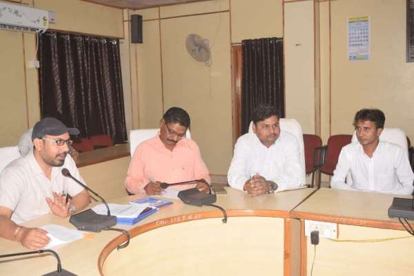 चुनाव आयोग की लिखित परीक्षा देते एसडीएम, तहसीलदार, देखें इन तस्वीरों में