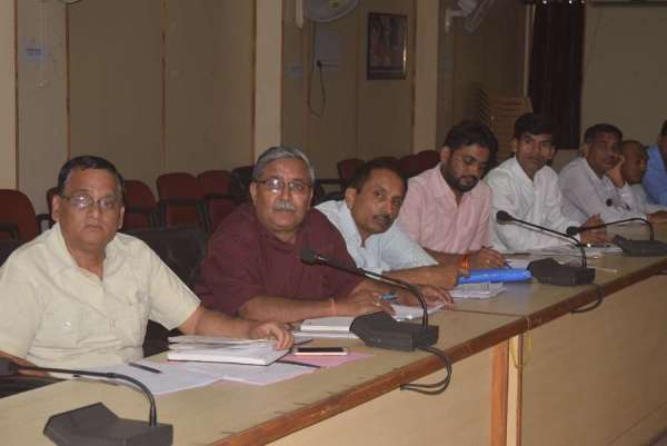 चुनाव आयोग की लिखित परीक्षा देते एसडीएम, तहसीलदार, देखें इन तस्वीरों में