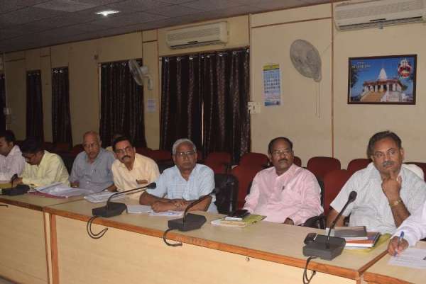 चुनाव आयोग की लिखित परीक्षा देते एसडीएम, तहसीलदार, देखें इन तस्वीरों में