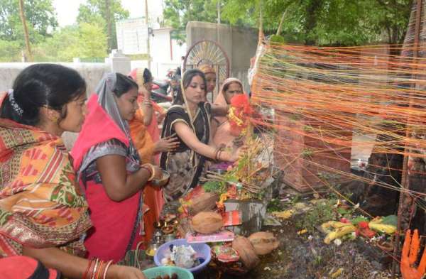 Photo Gallery : पति की दीर्घायु के लिए सुहागिनों ने की वट सावित्री की इस तरह की पूजा-अर्चना