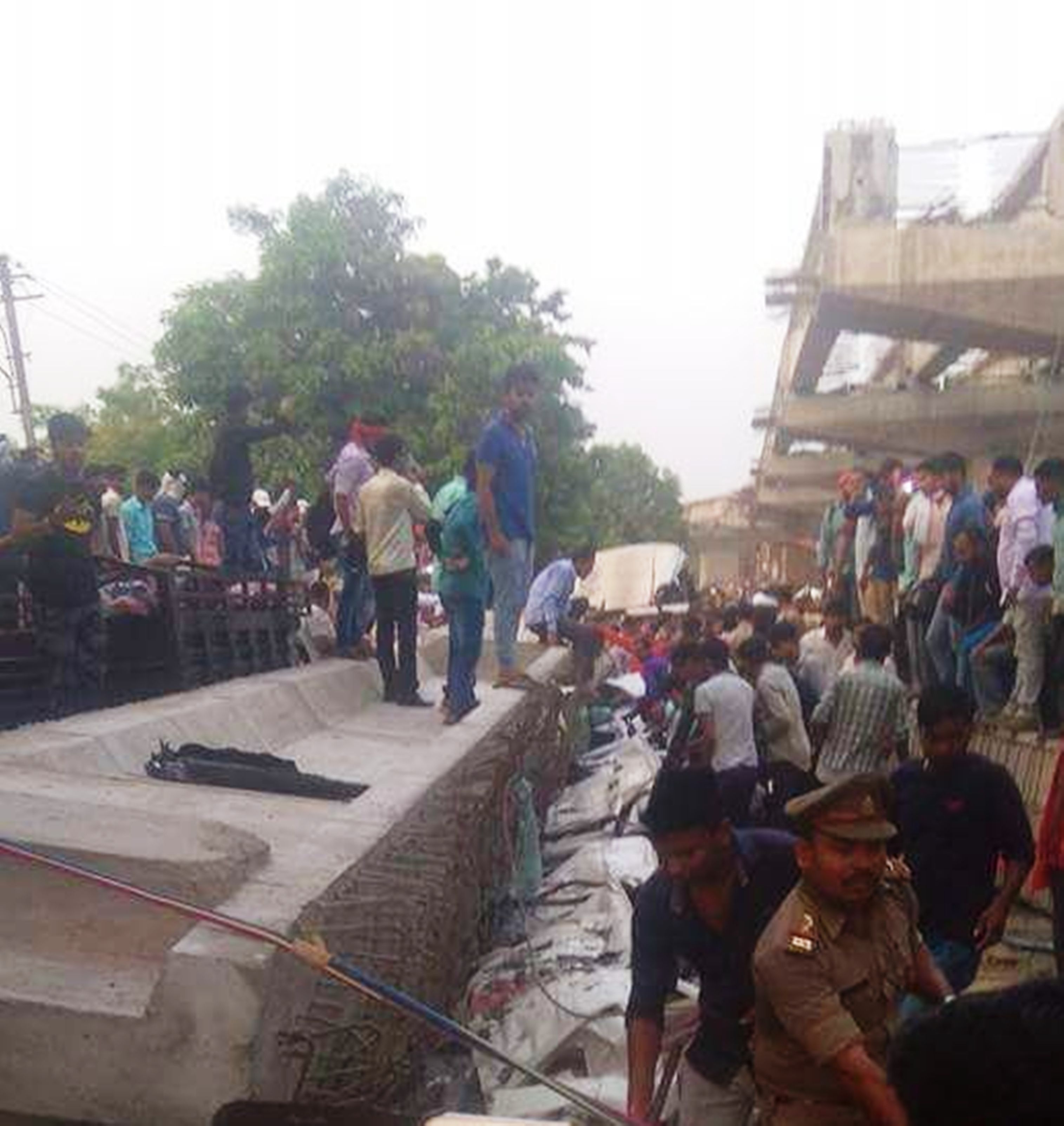 शहर में दर्जनभर से ज्याद पुल निर्माणाधीन, अंग्रेजों के जमाने के पुलों में दौड़ रहे वाहन