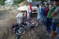 दर्दनाक हादसा : ठोकर मारने के बाद सौ फीट तक मोपेड को घसीटते ले गया, दो की मौत