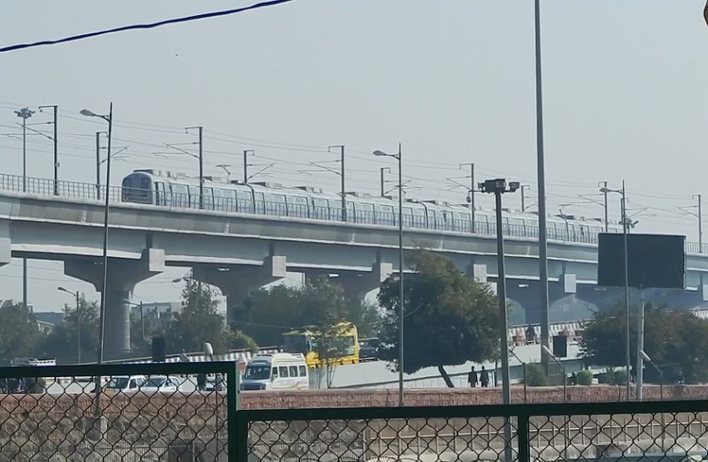 Man attempts suicide at Delhi Metro station