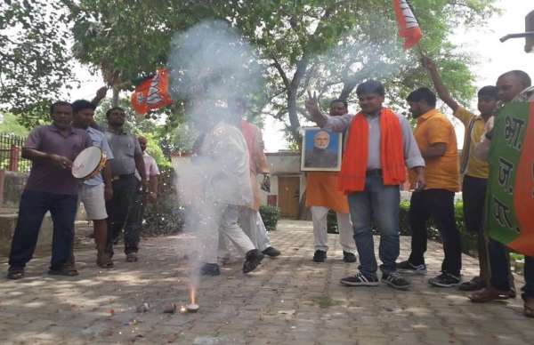 पीएम नरेन्द्र मोदी के संसदीय क्षेत्र में बीजेपी ने कैसे मनाया कर्नाटक में मिली जीत का जश्र