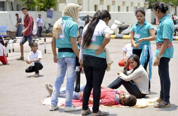 Photo Gallery : नुक्कड़ नाटक कर लोगों को बताया रक्तदान का महत्व, किया जागरूक