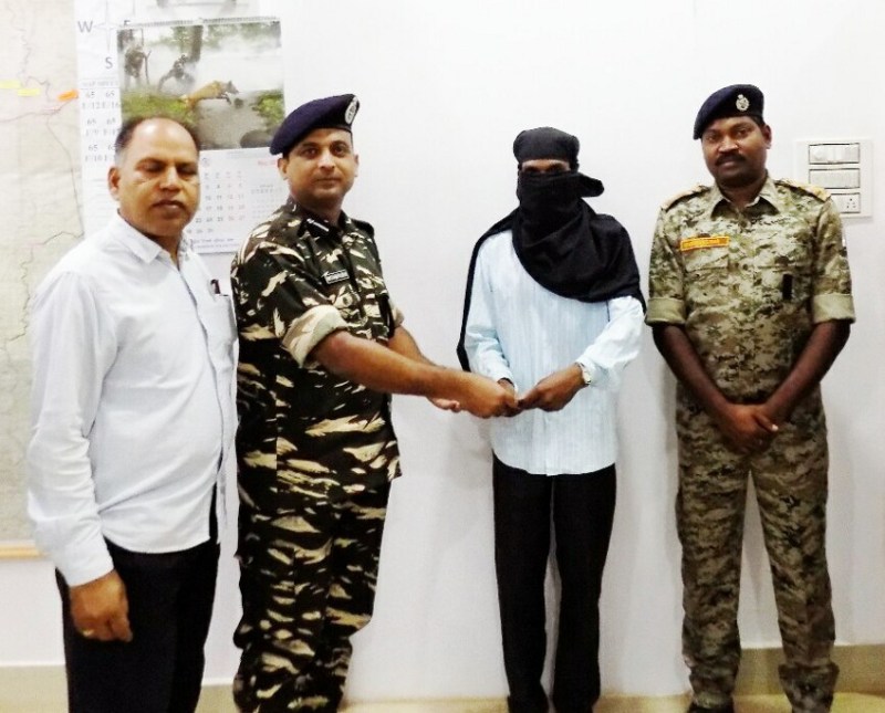 खुशहाल जिंदगी जीने लाल आतंक का साथ छोड़ पुलिस के पास पहुंचा यह नक्सली