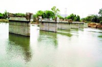 काम शुरू कर बीच में ही सामान समेट कर भागा ठेकेदार, कोथारी से रोगदा के बीच सोन नदी पर बनने वाला पुल अब तक नहीं बना