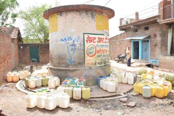नई बस्ती में मची पानी की लूट, देखें भीषण जल संकट की तस्वीर