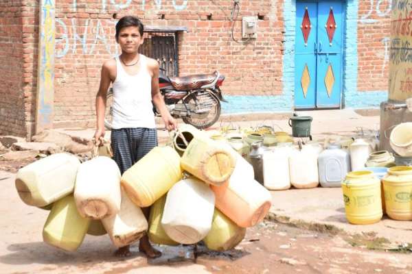 नई बस्ती में मची पानी की लूट, देखें भीषण जल संकट की तस्वीर