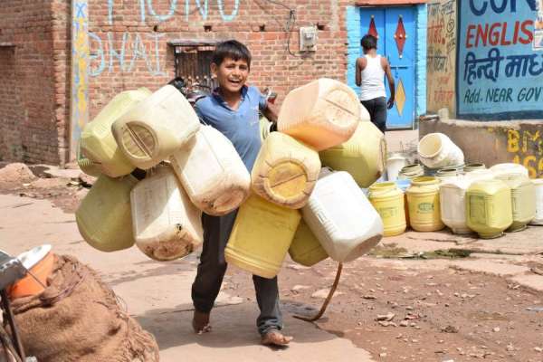 नई बस्ती में मची पानी की लूट, देखें भीषण जल संकट की तस्वीर