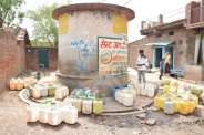 नई बस्ती में मची पानी की लूट, देखें भीषण जल संकट की तस्वीर