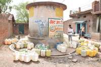 नई बस्ती में मची पानी की लूट, देखें भीषण जल संकट की तस्वीर