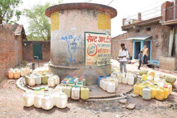 नई बस्ती में मची पानी की लूट, देखें भीषण जल संकट की तस्वीर
