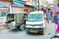 .मुख्य बाजार से गुजरते वाहन