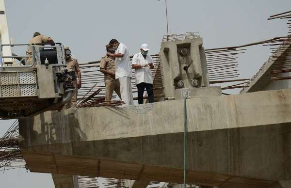 फ्लाईओवर में विस्फोटक आदि की संभावनाओं की जांच करने पहुंची टीम