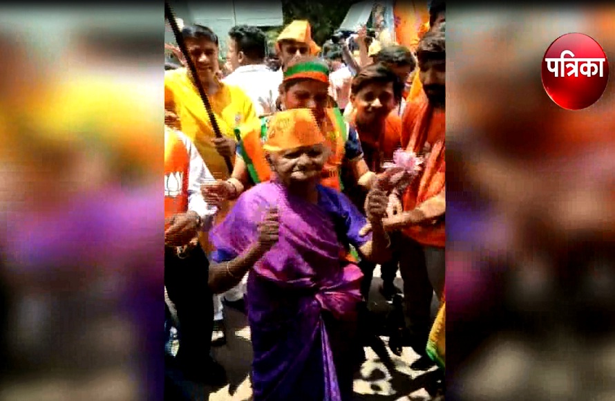 Video: कर्नाटक में भाजपा की जीत के बाद बुजुर्ग महिला ने किया जोरदार डांस