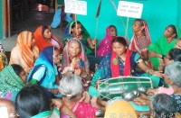 कीर्तन-भजन कर इस गांव की महिलाओं ने किया विरोध प्रदर्शन, जानिए किस बात को लेकर ग्रामीण हैं आक्रोश